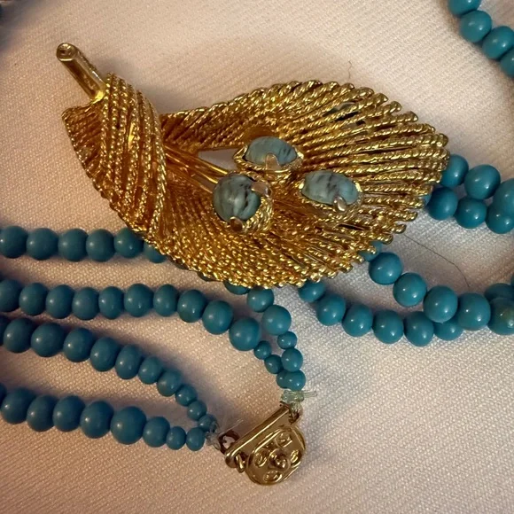 Elegant Gold and Turquoise Beaded Necklace - Picture 3 of 6